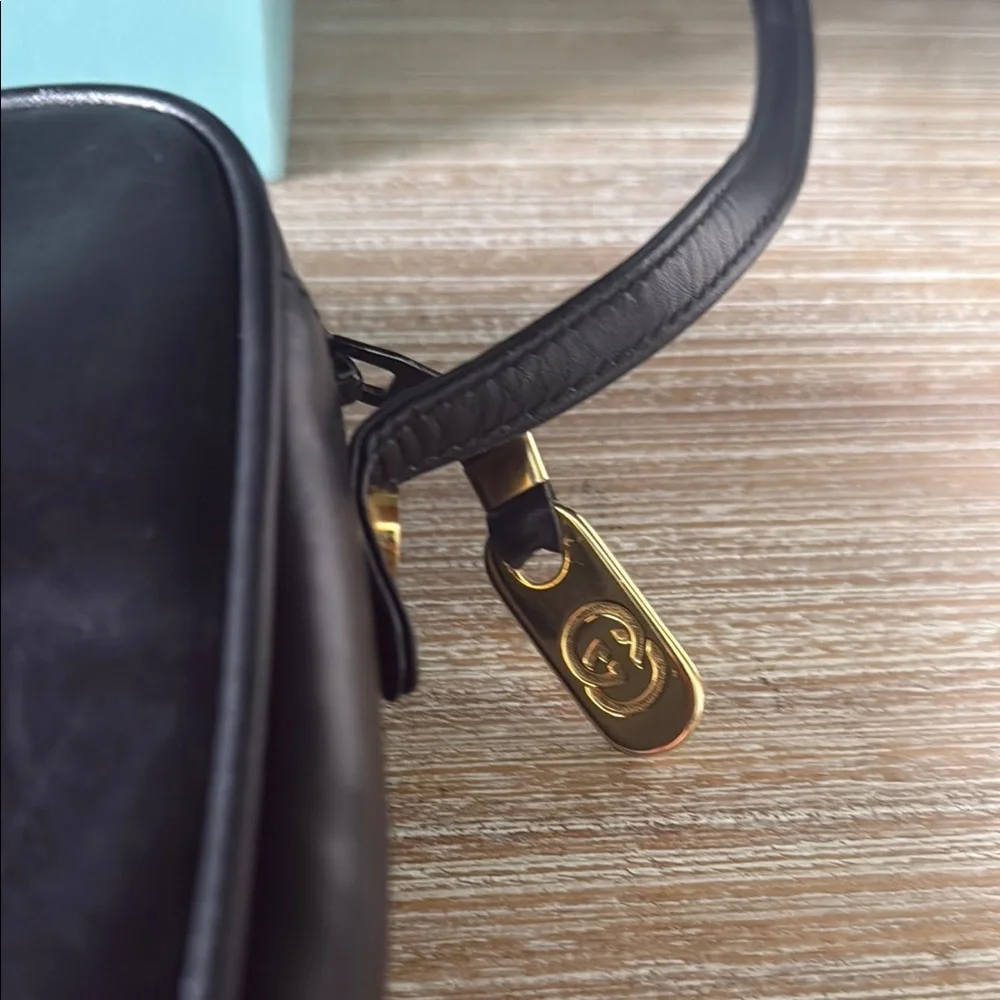 Gucci Black Leather vintage crossbody Bag with Gold-Tone Hardware - Picture 5 of 15
